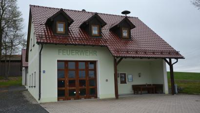 Bild: jr
Herzstück der Feuerwehr Pechofen ist das Feuerwehrgerätehaus in Oberteich, das im August 2003 eingeweiht wurde. In unmittelbarer Nähe findet das Fest zum 125-jährigen Bestehen statt.