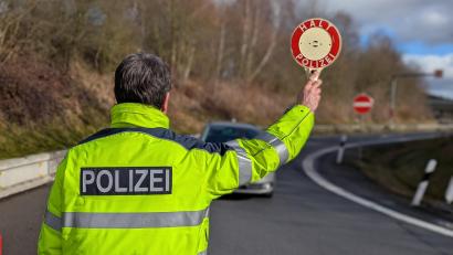 Symbolbild: Bundespolizei
Bei Grenzkontrollen an der A6 bei Waidhaus haben Beamte der Bundespolizei vergangenes Wochenende insgesamt fünf Haftbefehle vollstreckt.