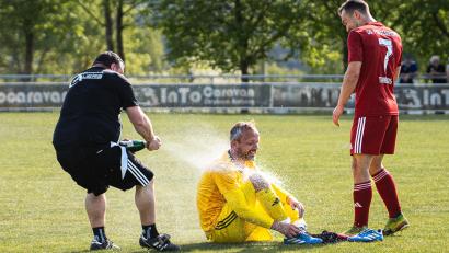 Bild: Hannah Dirscherl
Die SG 1 Traßlberg/Poppenricht macht mit einem 3:3 bei der DJK Ensdorf den entscheidenden Schritt zum Titel. Betreuer Benjamin Bogner verpasst Torhüter Michael Jakusevic die verdiente Sektdusche.