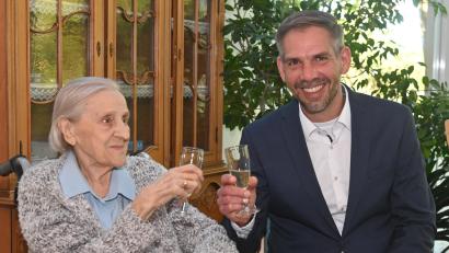 Bild: Gerhard Franz
Der neue Oberbürgermeister Michael Fritz gratulierte an seinem zweiten Amtstag Agnes Grill persönlich zum 90. Geburtstag.