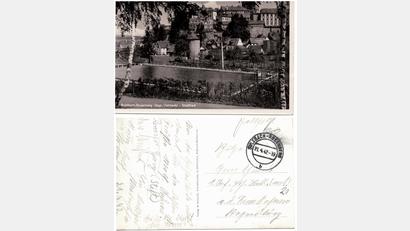 Bild: mzi/Archiv Familie Schmidt
Es konnten auch private Karten und Briefe als Feldpost versandt werden. Auf dieser Karte an Georg Schmidt, als er noch in der Ausbildungskompanie in Regensburg weilte, sieht man Sulzbach-Rosenbergs Burg mit der Sicht vom alten Stadtbad aus. Die Karte wurde offensichtlich aus seiner Schusterwerkstatt von den Kollegen geschrieben. Das Datum zeigt, dass Georg Schmidt schon ein Jahr früher zum Wehrdienst verpflichtet wurde. Aus dieser Zeit ist wenig Post vorhanden. Man kann am Adressfeld erkennen, dass das Bataillon, in dem er Dienst tat, noch ein Infanterie-Bataillon war, das 1943 in ein Panzergrenadier-Bataillon gewandelt wurde. Deshalb hatte Georg Schmidt erst eine Infanteristen- und dann eine Grenadier-Ausbildung, was ihm offensichtlich Zeitaufschub brachte, sodass er nicht so schnell zum Einsatz musste.