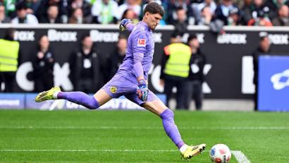 Bild: Federico Gambarini/dpa
Dortmunds Keeper Gregor Kobel war nach der Niederlage in Gladbach unzufrieden.