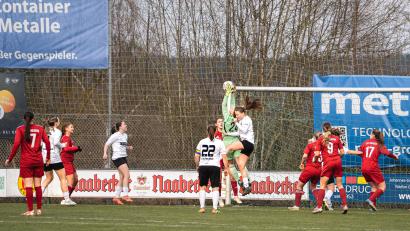 Bild: Hannah Dirscherl
Emma Breitschaft (am Ball) hielt den TSV Theuern über weite Strecken im Spiel.