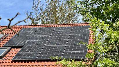 Bild: Gabi Schönberger
Ende April brannte eine Photovoltaikanlage auf einem Dach in Weiden. Laut dem Fraunhofer-Institut für Solare Energiesysteme verursachen aber nur circa 0,006 Prozent aller installierten Anlagen einen Brand mit größerem Schaden.