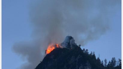 Bild: Matthias Brüning/dpa
Noch immer steigen große Rauchwolken aus einem bewaldeten Berg bei Ruhpolding (Landkreis Traunstein) auf.