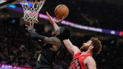 Bild: Sue Ogrocki/AP/dpa
Dennis Schröder traf im entscheidenden siebten Spiel nur einen seiner sieben Würfe.