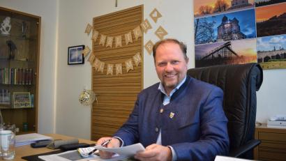 Bild: szl
"Herzlich Willkommen": Mit Schriftzug und Luftballons wurde der neue Landrat Hubert Schicker in seinem Büro empfangen.
