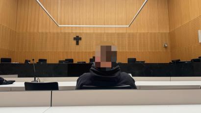 Bild: Stefanie Tretter
Am Landgericht Weiden sagen auch am dritten Prozesstag zahlreiche Teilnehmer der Kolping-Jugendfreizeit aus, die im Juni 2025 ein Wochenende in Altendorf bei Pressath verbracht hatten. Sie beschreiben, wie es zu der blutigen Eskalation gekommen sei, wegen der sich der 22-jährige Angeklagte nun wegen versuchten Mordes und versuchten Totschlags verantworten muss.