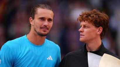 Bild: Manu Fernandez/AP/dpa
Gegen Jannik Sinner (r) war Alexander Zverev wieder einmal chancenlos.