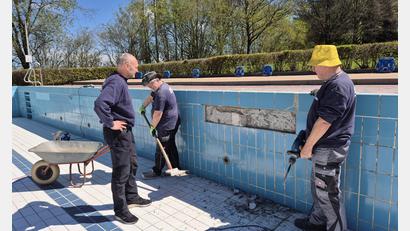 Bild: Lowak
Das Team um Bademeister Horst Lindner (links) muss in diesem Jahr im Freibad Windischeschenbach besonders viele Fliesen austauschen.