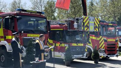 Bild: Susanne Schwab
Stadtpfarrer Thomas Helm (rechts) und Pfarrer Dr. David Scherf, selbst Mitglied der Feuerwehr, weihten die drei neuen Fahrzeuge und den Abrollbehälter, die damit auch offiziell in den Dienst der Feuerwehr Amberg gestellt wurden.