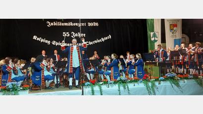 Bild: lg
Mit Flöten, Trommeln, Schlagwerk und Fanfaren bietet der Kolping-Spielmannszug unter der Stabführung von Reinhard Lößl ein fulminantes Jubiläumskonzert.