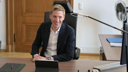 Bild: Malin Wunderlich/dpa
Angekommen im Münchner Chefsessel: Dominik Krause