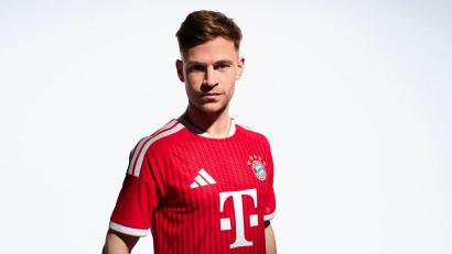 Bild: FC Bayern München AG/dpa
Bayern-Profi Joshua Kimmich zeigt das neue Bayern-Trikot für die kommende Saison.