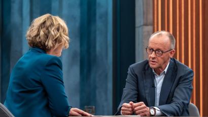 Bild: NDR/Thomas Ernst/dpa
Bundeskanzler Friedrich Merz (CDU) war bei Caren Miosga zu Gast. Das Thema lautete: „Ein Jahr Kanzler – wie schwer ist Regieren, Herr Merz?“.