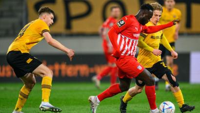 Bild: Robert Michael/dpa
Raphael Assibey-Mensah (M) spielte selbst ein Jahr in Zwickau. (Archivbild)