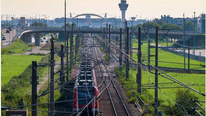 Bild: Peter Kneffel/dpa
Der Münchner Flughafen (im Hintergrund) wird für mehrere Tage nicht mit der S-Bahn erreichbar sein. (Archivbild)