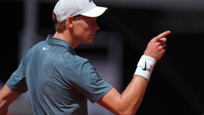 Bild: Manu Fernandez/AP/dpa
Eine Gruppe von Topspielern, darunter Jannik Sinner, soll die Preisgeld-Debatte im Tennis neu entfacht haben. (Archivbild)