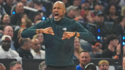 Bild: John Raoux/AP/dpa
Da half aller Einsatz nichts: Jamahl Mosley ist seinen Trainer-Job in Orlando los. (Archivbild)