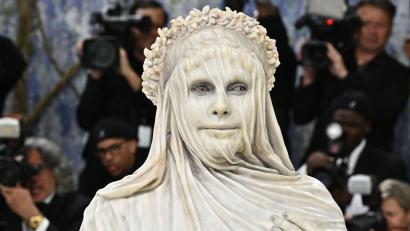 Bild: Evan Agostini/Invision/AP/dpa
Model Heidi Klum erschien verkleidet als Statue zur Met-Gala.