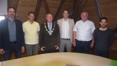 Bild: fz
Reinhard Sollfrank (Zweiter von links) nun hauptamtlicher Bürgermeister des Marktes Parkstein vereidigte Alexander Mückl, Markus Schraml (von links) sowie Christian Pfaffinger, Mario Piller und Markus Scheidler-Diertl (von rechts) als neue Marktgemeinderäte.