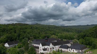 Bild: Boris Roessler/dpa
Dunkle Wolken können heute Gewitter und Starkregen bringen.