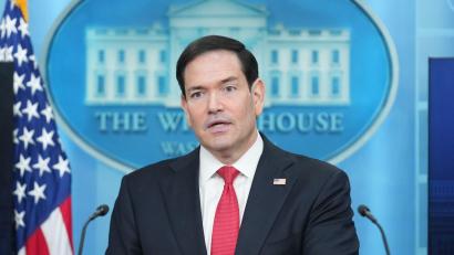 Bild: Mark Schiefelbein/AP/dpa
Die Operation „Gewaltiger Zorn“ ist laut US-Außenminister Rubio beendet.