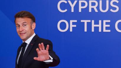 Bild: Yves Herman/Reuters Pool via AP/dpa
Schmetterte am Rande eines Gipfeltreffens ein Chanson: Frankreichs Präsident Emmanuel Macron. (Archivbild)