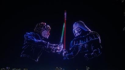 Bild: Ahn Young-joon/AP/dpa
Während einer Drohnenshow in Seoul wird eine Szene aus „Star-Wars“ am Nachthimmel gezeigt.