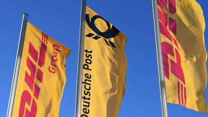 Bild: Wolf von Dewitz/dpa
Eine Deutsche-Post-Fahne an der Konzernzentrale, umrahmt von DHL-Fahnen.