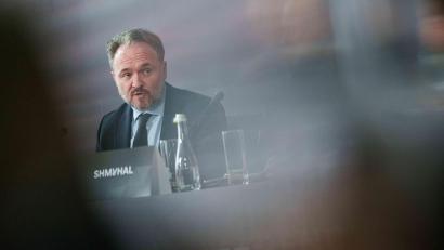 Bild: Evgeniy Maloletka/AP/dpa
Energie-Kommissar Dan Jorgensen: die „schwerste Energiekrise aller Zeiten“. (Archivbild)