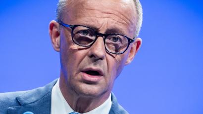 Bild: Michael Kappeler/dpa
Der Kanzler bekennt sich am Vorabend des Regierungs-Jahrestags zur Zusammenarbeit mit der SPD.