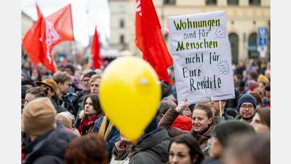 Bild: Lennart Preiss/dpa
In München und anderen Großstädten formiert sich mittlerweile Widerstand gegen die unaufhaltsam steigenden Mieten. Eine Trendwende ist nach Einschätzung der sozial orientierten bayerischen Wohnungsunternehmen nicht in Sicht. (Symbolbild)