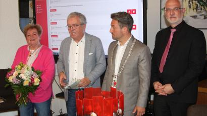 Bild: wro
Toni Dutz (Zweiter von links neben seiner Gattin Evi) nimmt Abschied vom Rathaus in Wiesau. Nachfolger wurde Sohn Michael (Zweiter von rechts), der künftig mit Geschäftsleiter Thomas Weiß (rechts) zusammenarbeiten wird.