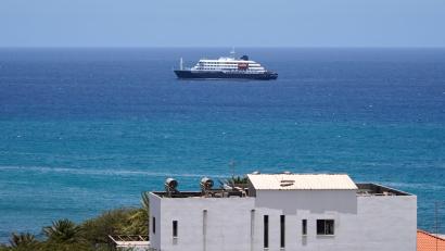 Bild: Arilson Almeida/AP/dpa
Die Passagiere des Kreuzfahrtschiffs können auf den kapverdischen Inseln nicht von Bord gehen.