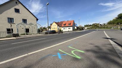 Bild: upl
"M" steht für Muffe. Hier, am Gehsteig gegenüber der Polizeistation Vilseck (links), muss aufgegraben werden.