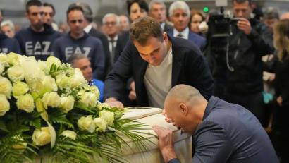 Bild: Claudio Furlan/LaPresse via ZUMA Press/dpa
Sohn Niccolò (links) und ein Freund Zanardis nahmen Abschied am Sarg.