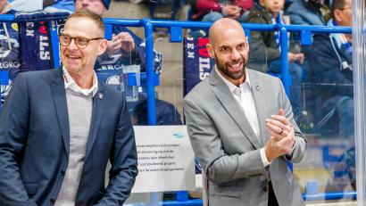 Bild: Elke Englmaier
Wer folgt auf Jürgen Rumrich (links) als Sportlicher Leiter? Kehrt Alan Letang als Cheftrainer zurück in die Oberpfalz? Das sind zwei wegweisende Personalien, die bei den Blue Devils Weiden derzeit offen sind.