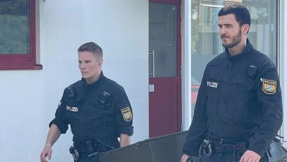 Bild: -/Bayerisches Landeskriminalamt/dpa
Bayerische Ermittler durchsuchten das weitläufige Grundstück am Dienstagmorgen.