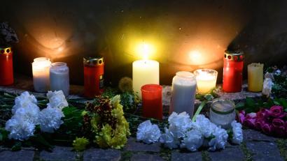 Bild: Hendrik Schmidt/dpa
Am Tatort haben Menschen mit Blumen und Kerzen ihr Mitgefühl ausgedrückt.