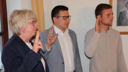Bild: Konrad Rosner
Brigitte Hoffmann, Lukas Üblacker und Julian Burger (von links) sind die drei neuen Marktgemeinderäte. Üblacker fiel zudem der Posten des Dritten Bürgermeisters zu.