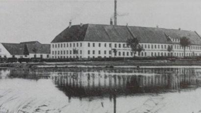 Bild: Archiv Sepp Strobl
Die „Alte Fabrik“ wurde 1826 am „oeden Gemeindeplatz vorm oberen Thore auf dem Punkte, wo sich die nach Amberg ziehende Vicinalstraße von der Prager Hauptstraße trennt, bei dem (...) Mutter-Anna-Brückl rechts gelegen.“ Heute: Ecke Amberg- und Nürnberger Straße.