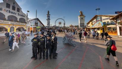 Bild: Peter Kneffel/dpa
So friedlich wie auf diesem Bild ist der Alltag von Bayerns Beamten leider nicht immer. Jedes Jahr werden viele Beschäftigte des Freistaates Opfer von Gewalttaten. (Illustration)