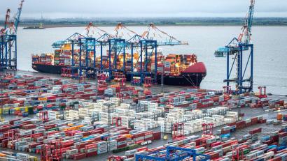 Bild: Sina Schuldt/dpa
Nach der Ankunft des ersten Vollcontainerschiffs in Bremen wurde der Bau des Containerhafens in Bremerhaven vorbereitet. (Archivbild)