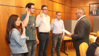 Bild: pi
Bürgermeister Markus Bauriedl (rechts) vereidigte Vanessa Sauer, Lukas Kick, Daniel Grötsch und Johannes Kaiser (von links).