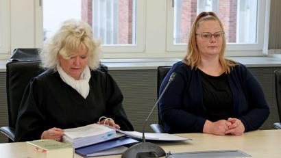Bild: Bernd Wüstneck/dpa
Die Mutter des ermordeten Achtjährigen (r) zeigte sich erneut gefasst im Prozess.
