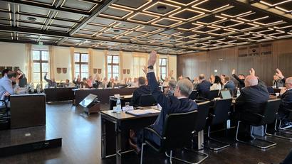 Archivbild: lnz
Stühlerücken ist im Kreistag Tirschenreuth angesagt. Zum letzten Mal in alter Besetzung traf sich das Gremium im April zur Verabschiedung des Haushalts (Bild). Bei der konstituierenden Sitzung am 18. Mai werden 20 neue Kreisräte vereidigt.