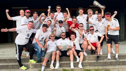 Bild: SpVgg Vohenstrauß
Die SpVgg Vohenstrauß II und Trainer Stefan Linz (links, schwarze Trainingshose) freuen sich über den Wiederaufsteig in die Kreisklasse Ost.