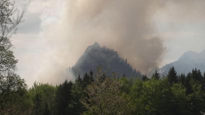 Bild: Gabriel Neumayr/dpa
Dichter Rauch ist über dem Berg in den bayerischen Alpen zu sehen.