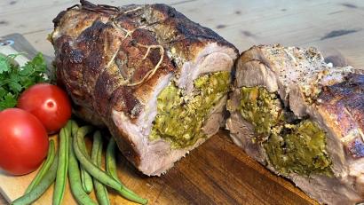Bild: Michael Schiffer
Der Kalbsrollbraten ist gefüllt mit einer Mischung aus Toastbrot, Haselnüssen, Bärlauch, Kräutern und Senf.